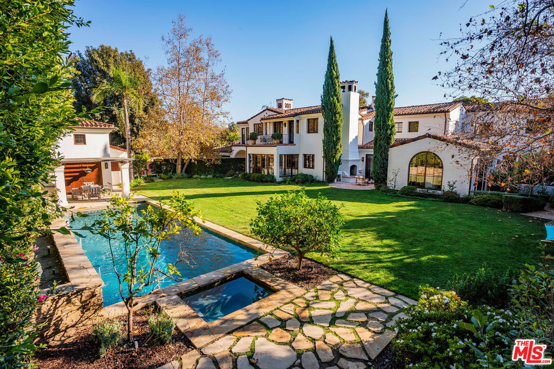 1611 Old Oak RD, Los Angeles, CA 90049