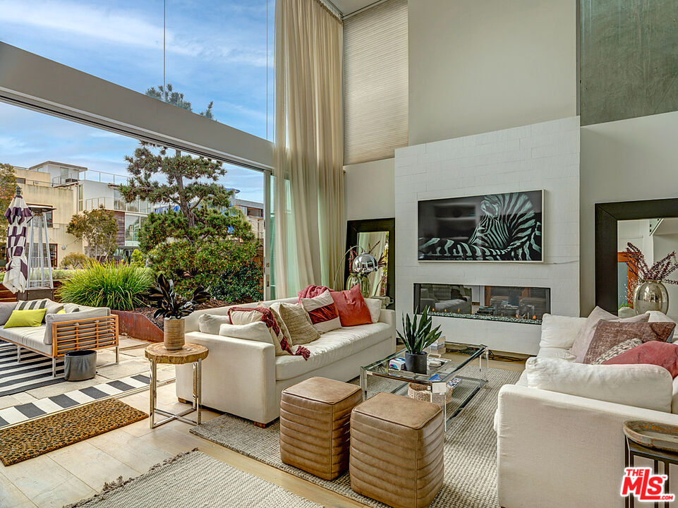 453 Sherman Canal, Venice, CA 90291