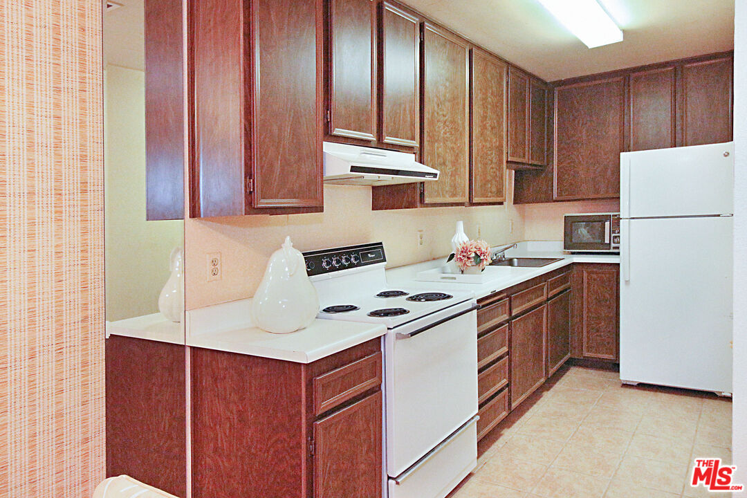 Image 8 for 2809 Los Felices Cir #G-115