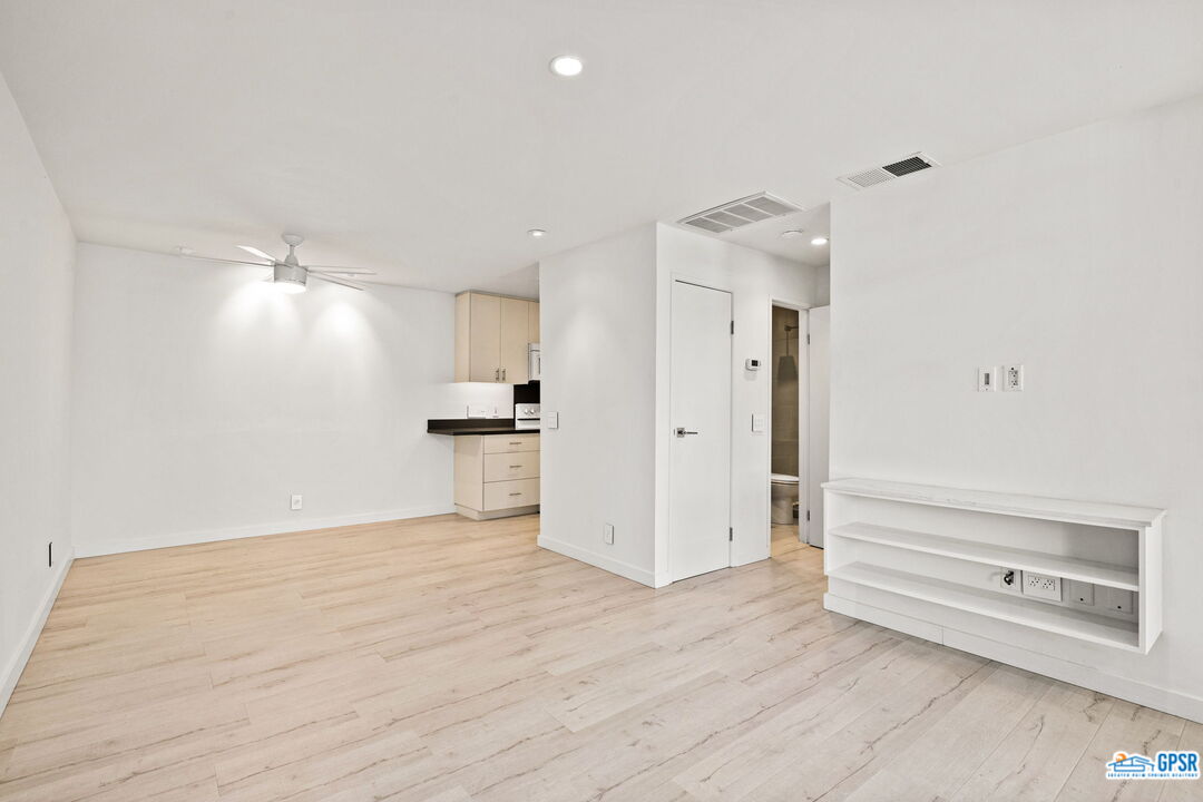 Image 4 for 2857 Los Felices Rd #207