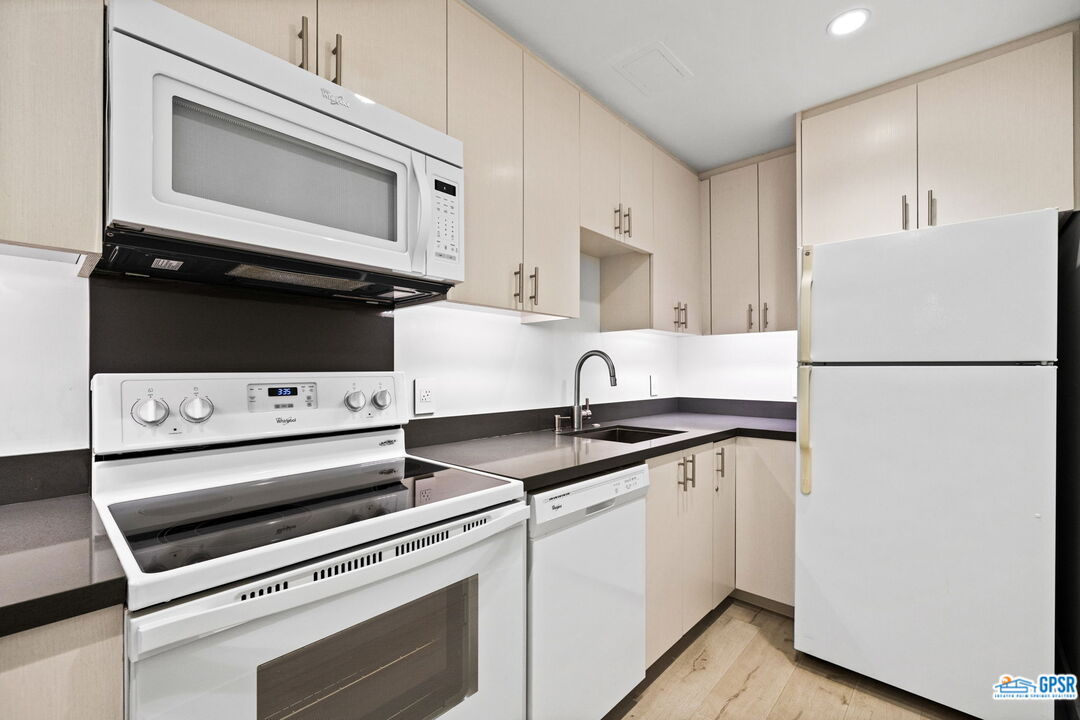 Image 6 for 2857 Los Felices Rd #207
