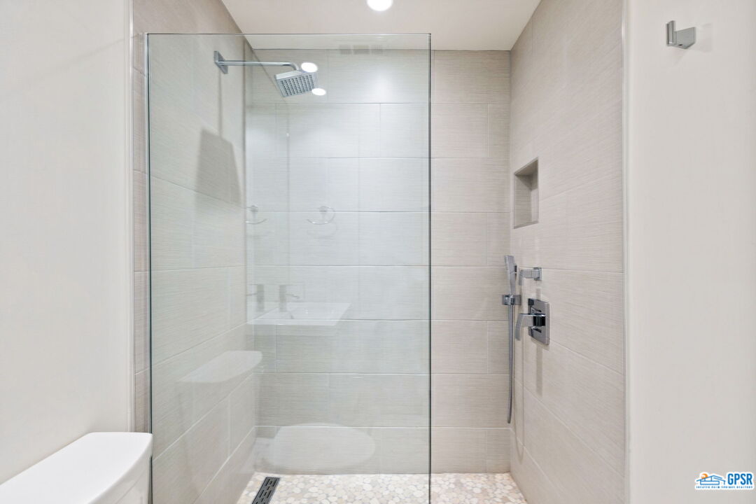 Image 15 for 2857 Los Felices Rd #207