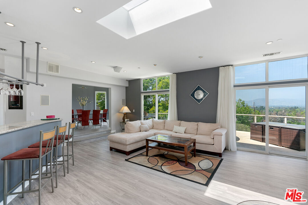 22449 Cass Ave, Woodland Hills, CA 91364
