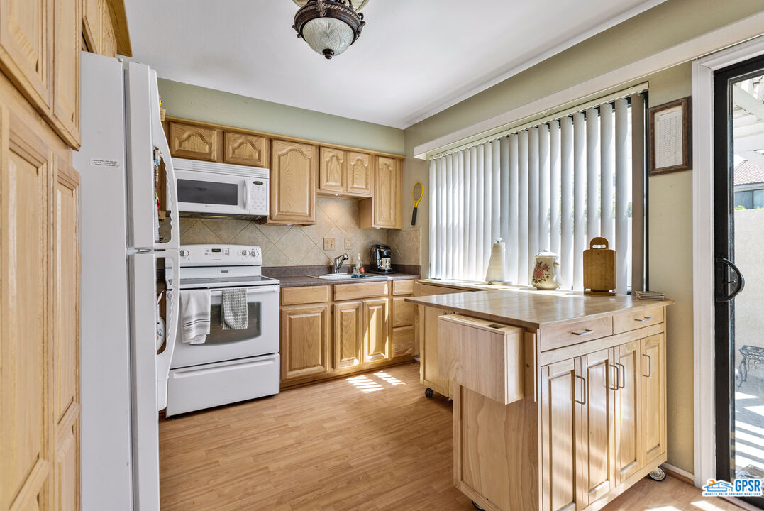 Image 8 for 6065 Montecito Dr #2