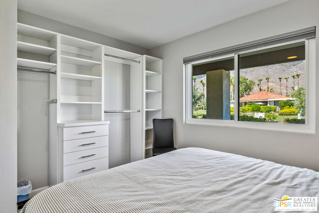Image 16 for 701  N Madrid Cir