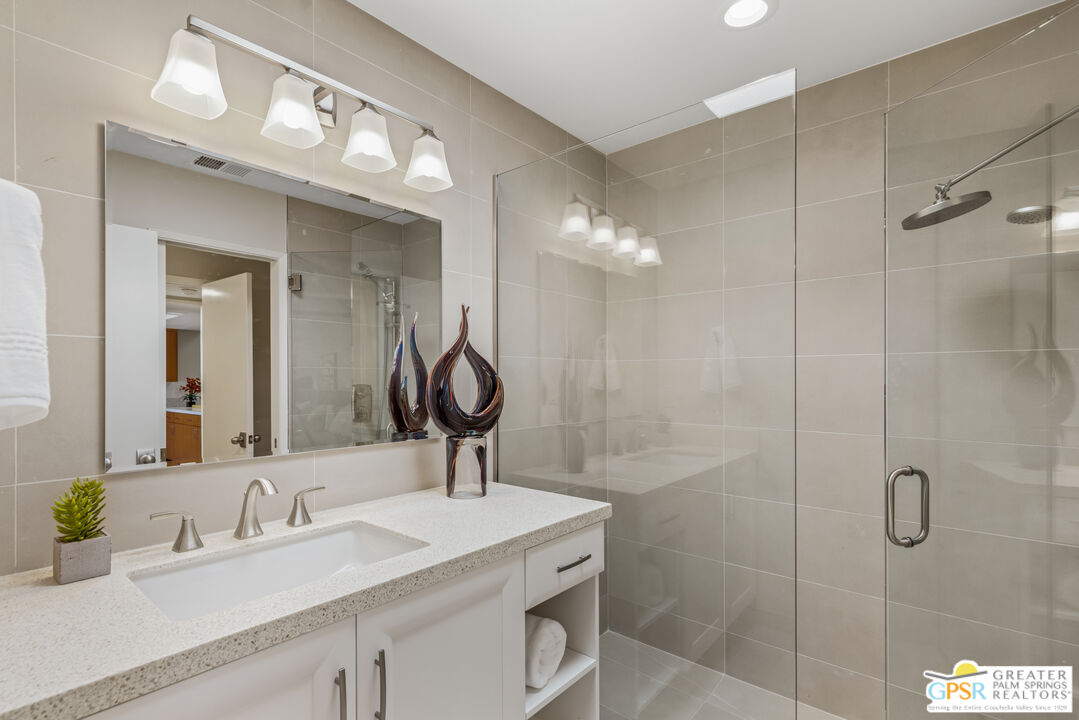 Image 19 for 1047 W Oakcrest Dr