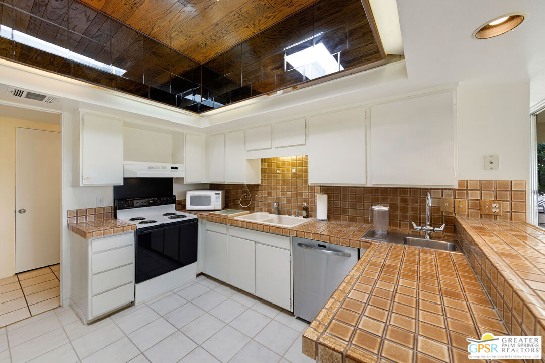 Image 31 for 511 Desert Lakes Cir