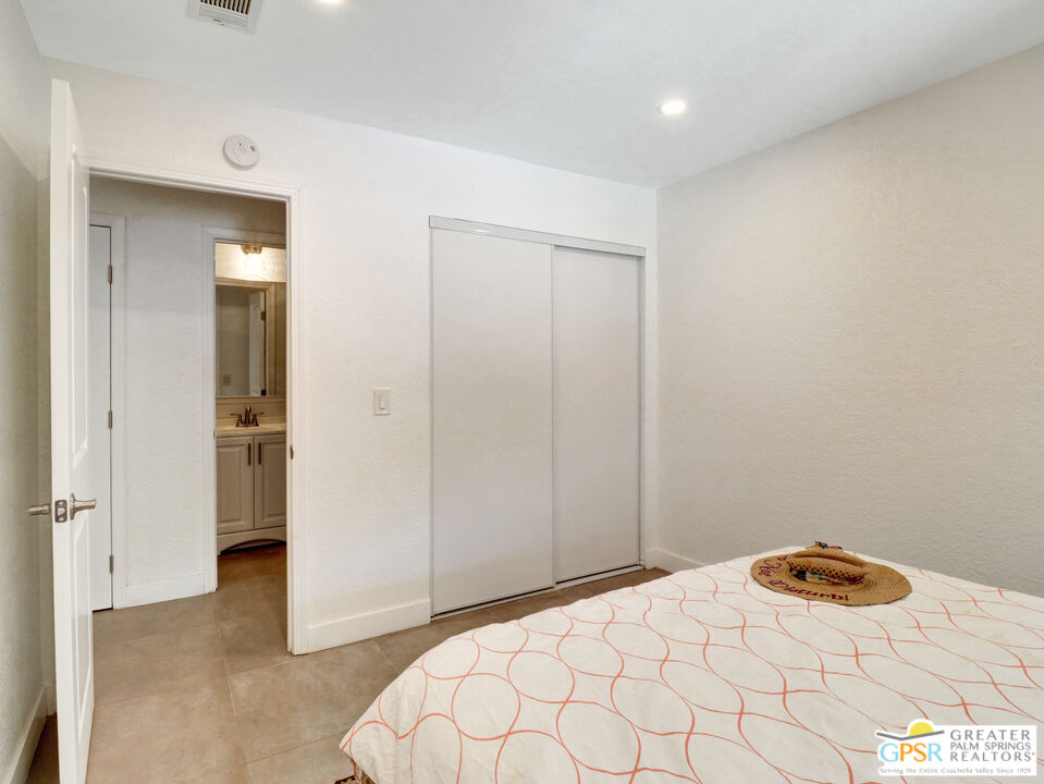 Image 14 for 2825 Los Felices Rd #108