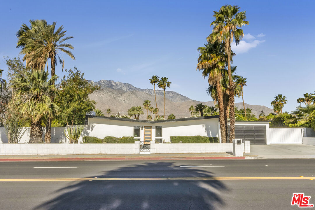 Image Number 1 for 547  N Farrell Dr in Palm Springs