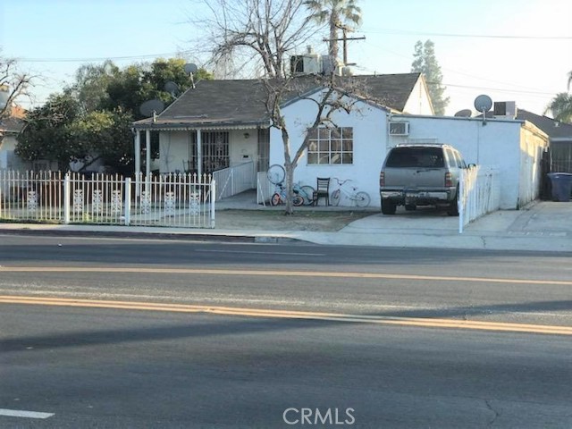 Great investment opportunity, perfect income property potential! This property offers a prime locale to many of the best spots Delano has to offer, and located near schools, parks, and shopping centers. Make it yours today!
