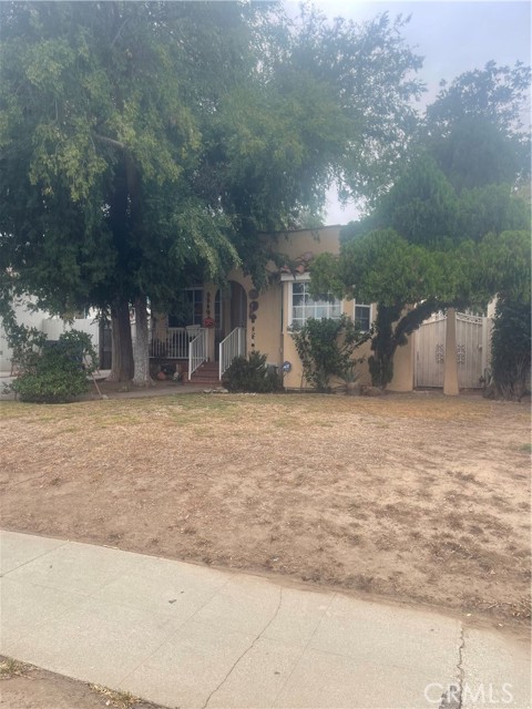 Beautiful Diamond in the rough. Plenty of possibilities. Close Shopping, Transportation and Dinning.
