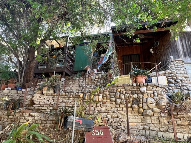 Located in Mt Washington, this one-bedroom, one-bathroom home is in dire need of TLC, and a buyer with a vision. Just minutes away from the metro gold line station, historic southwest museum, moon canyon, sycamore grove park, Silver Lake, Echo Park, and Highland Park.