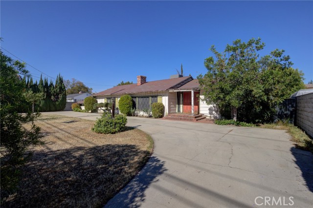 First time on the market in almost 50 years (since 1974)!  Land, land, and more land!!  Grab this opportunity to own a property with a lot size that's 27,701 square feet, flat and all useable.  Imagine the possibilities!  Mid-century ranch style home is 2,513 SF with 3-bedrooms/2-baths and has a real spacious feel to it!  Floor plan is seamless and free-flowing.  Property also has a detached guest house (casita) that has all the amenities of a studio dwelling.  Central A/C and Heating.  Two-car garage.  Original garage was converted but another one was built.  Converted garage is now a bonus room.  Gated with a mega-spacious front yard and plenty of parking space.  On a wide street (Haskell).  If you're into construction and want a creative challenge, this property is for you!  REMODEL, REBUILD OR RESTORE - you can do whatever works for you!!!  :)