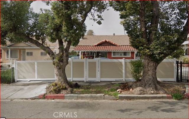 Investor opportunity! Zoned RD1.5XL, within the transit oriented community corridor. This East Hollywood fixer is close to the Hollywood Cemetary, public transit, shops/stores, etc. Built in 1919, has 3-bedrooms, 1 bath, with lots of room for expansion; Master bath and covered laundry area may not be permitted.