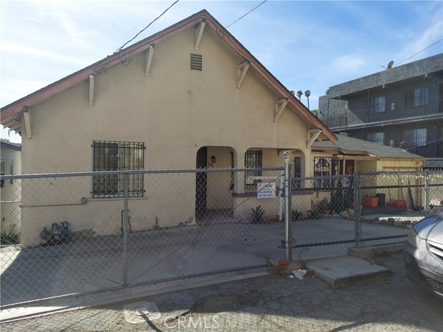 Single Family House located near the Dodgers Stadium. 10 Minute walking distance to Chinatown. Convenient access to the 10, 60, 101 and 5 freeways. House has new interior paint and is move in ready. Come see for yourself!
