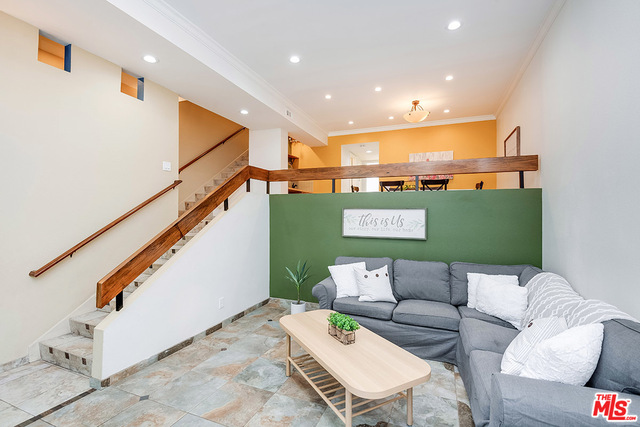 Photo of 984 W Riverside Dr #6, Burbank, CA 91506