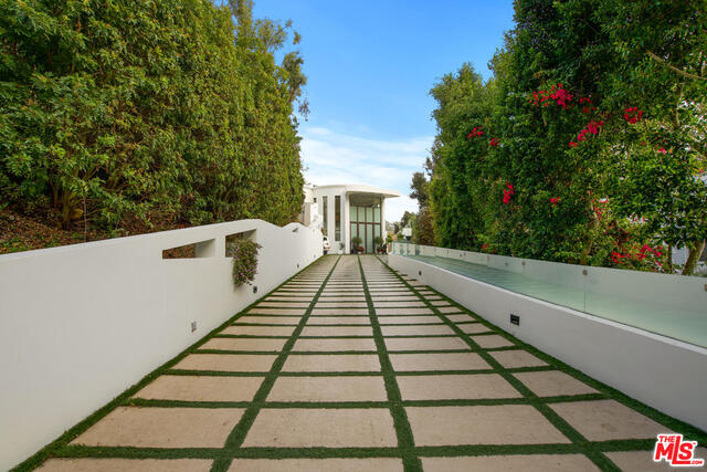 Photo of 932 Rivas Canyon Rd, Pacific Palisades, CA 90272