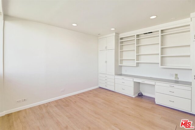 listing main picture