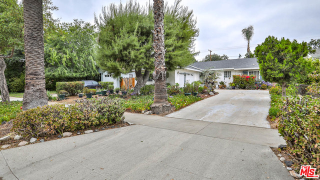 1739 Las Lunas St Pasadena, California Welcome to this traditional, well cared for ranch style home in a desirable tree-lined Jefferson Park neighborhood. This home has so much potential with 3 well appointed bedrooms, 2 car garage and over 9,000 sq ft of flourishing garden. While retaining much of its original charm, this home also features a separate laundry room, sliding doors from the family room that open to a patio and is conveniently located with easy access to freeway 210, the Allen Gold Line station, Pasadena City College, Caltech, parks, shops and restaurants.