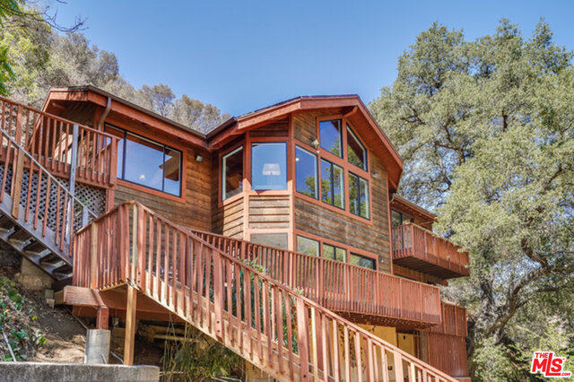 Photo of 1266 Country Club Dr, Burbank, CA 91501