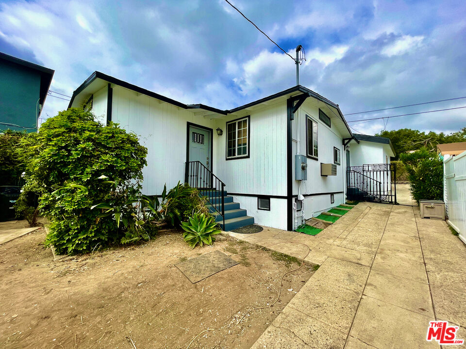 Photo of 905 Rosemont Ave, Los Angeles, CA 90026