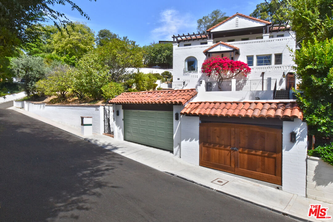 Photo of 3734 Reklaw Dr, Studio City, CA 91604