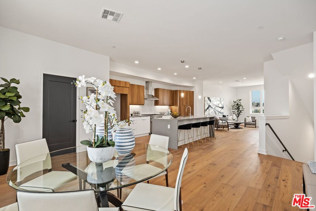 Photo of 1031 N White Knoll Dr, Los Angeles, CA 90012