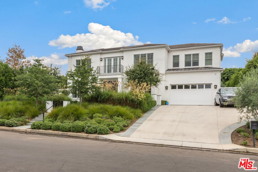 Photo of 841 Toulon Dr, Pacific Palisades, CA 90272