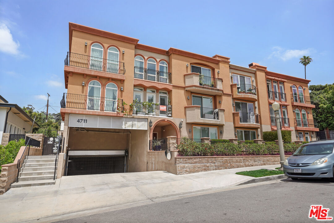Photo of 4711 AMBROSE AVE #204, LOS ANGELES, CA 90027