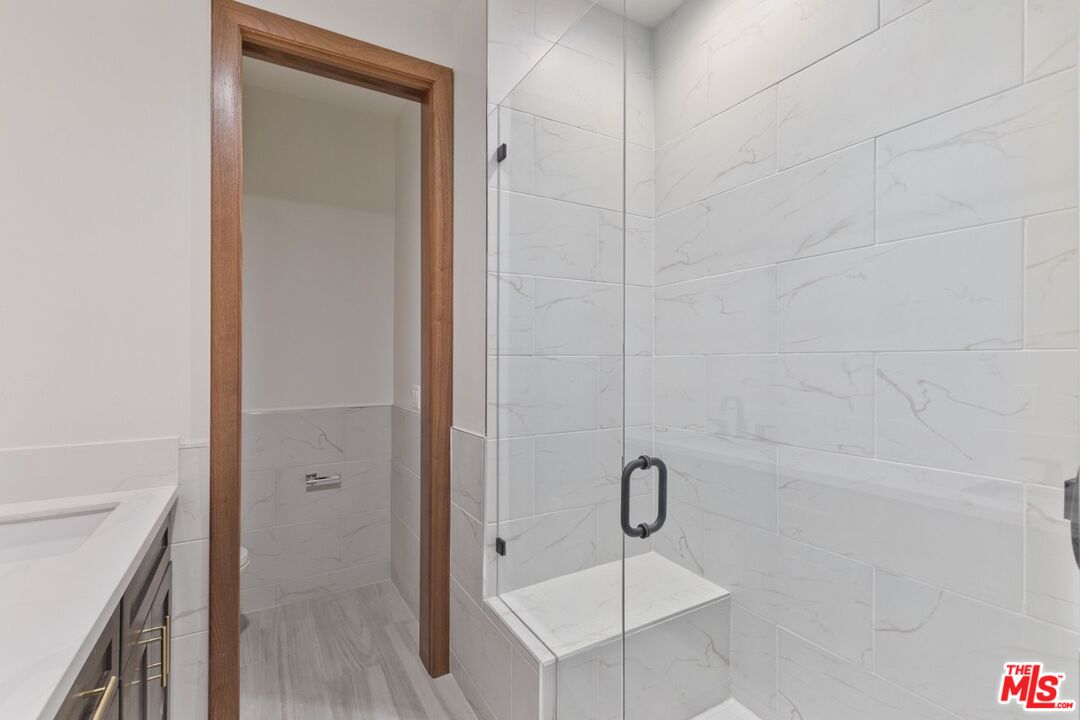 listing main picture