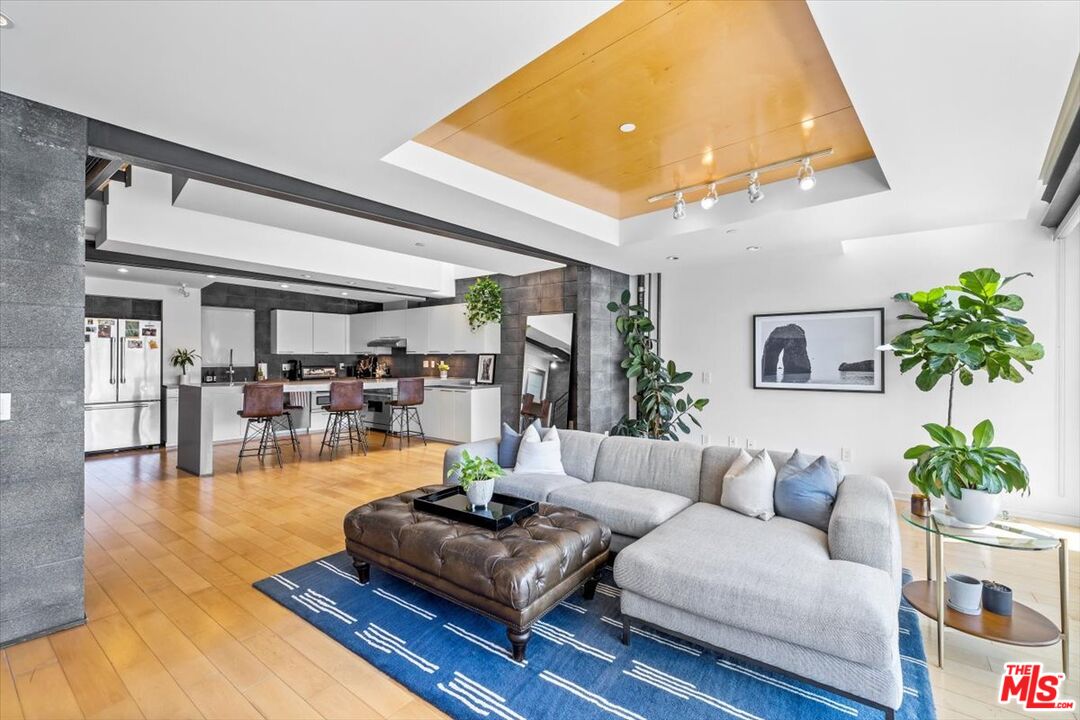 listing main picture