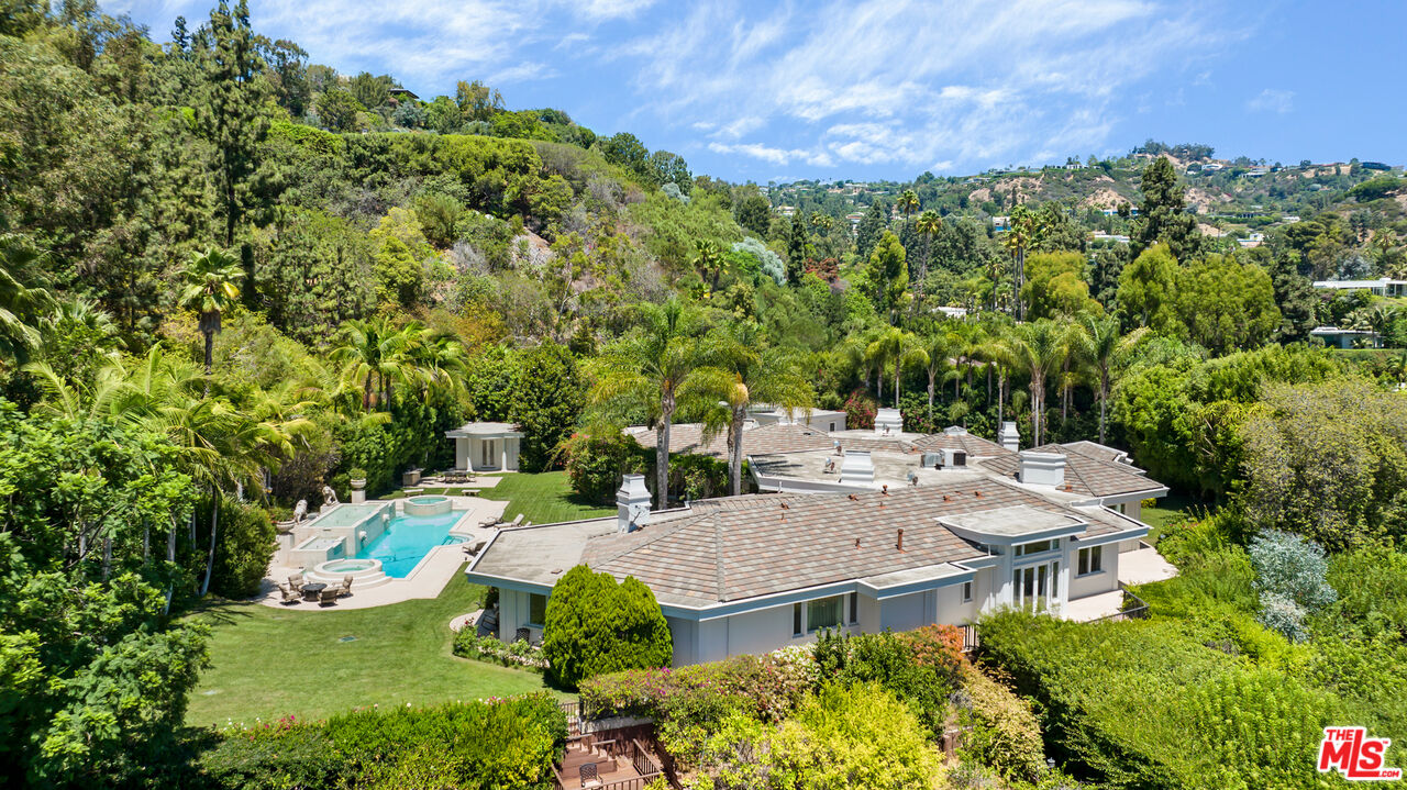 Photo of 911 Loma Vista Dr, Beverly Hills, CA 90210