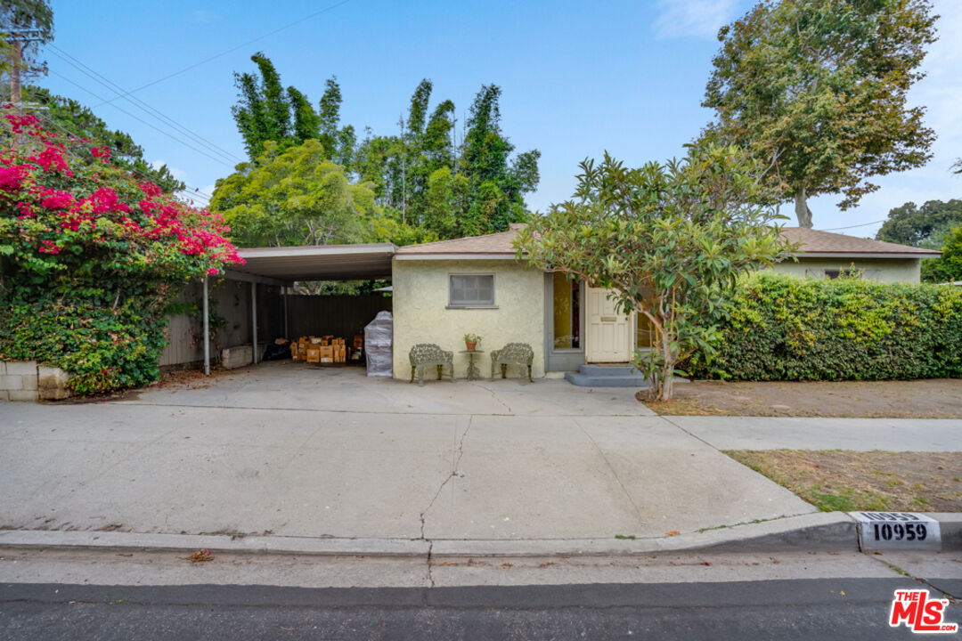 Photo of 10959 Charnock Rd, Los Angeles, CA 90034