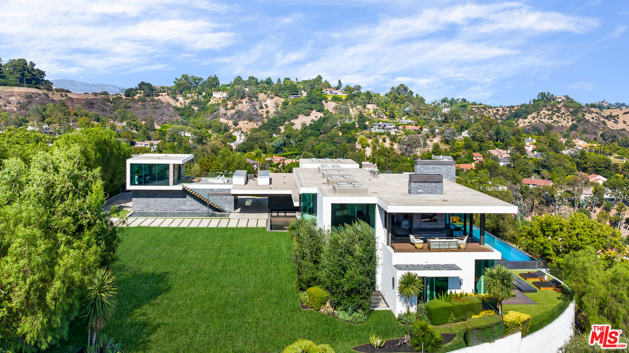 Photo of 3000 Benedict Canyon Dr, Beverly Hills, CA 90210