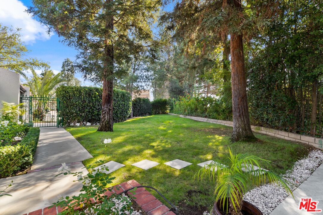Photo of 10541 Clearwood Ct, Los Angeles, CA 90077