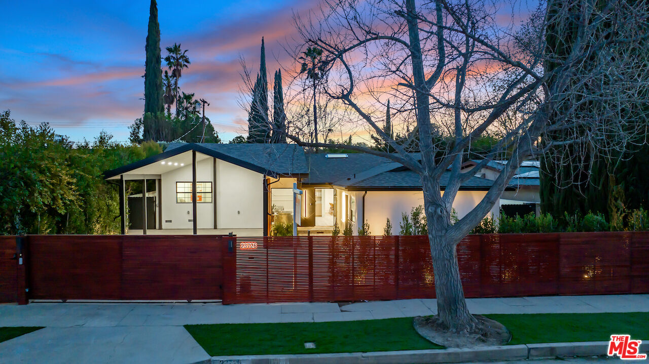 Photo of 23726 Oxnard St, Woodland Hills, CA 91367