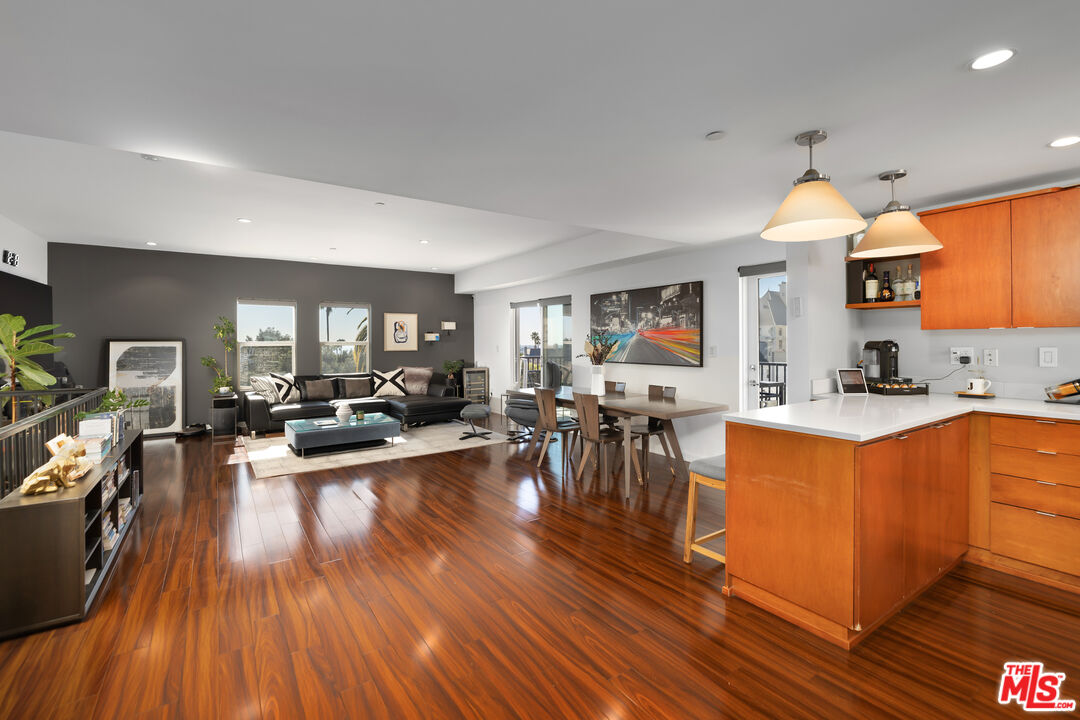 Photo of 1420 N Laurel Ave #402, West Hollywood, CA 90046