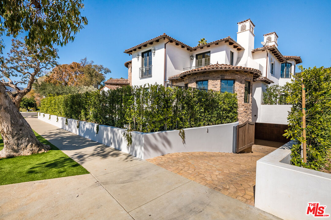 1672 Michael Ln, Pacific Palisades, CA 90272, MLS# 23-256273