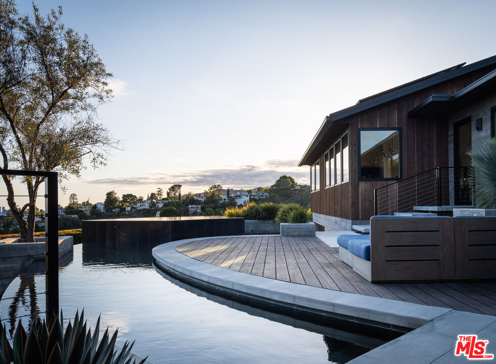 Photo of 2532 Canyon Oak Dr, Los Angeles, CA 90068