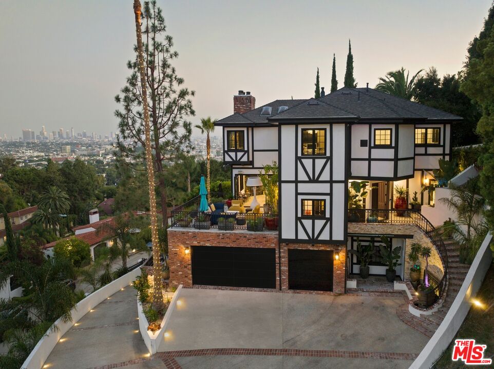 Photo of 2519 Chislehurst Pl, Los Angeles, CA 90027