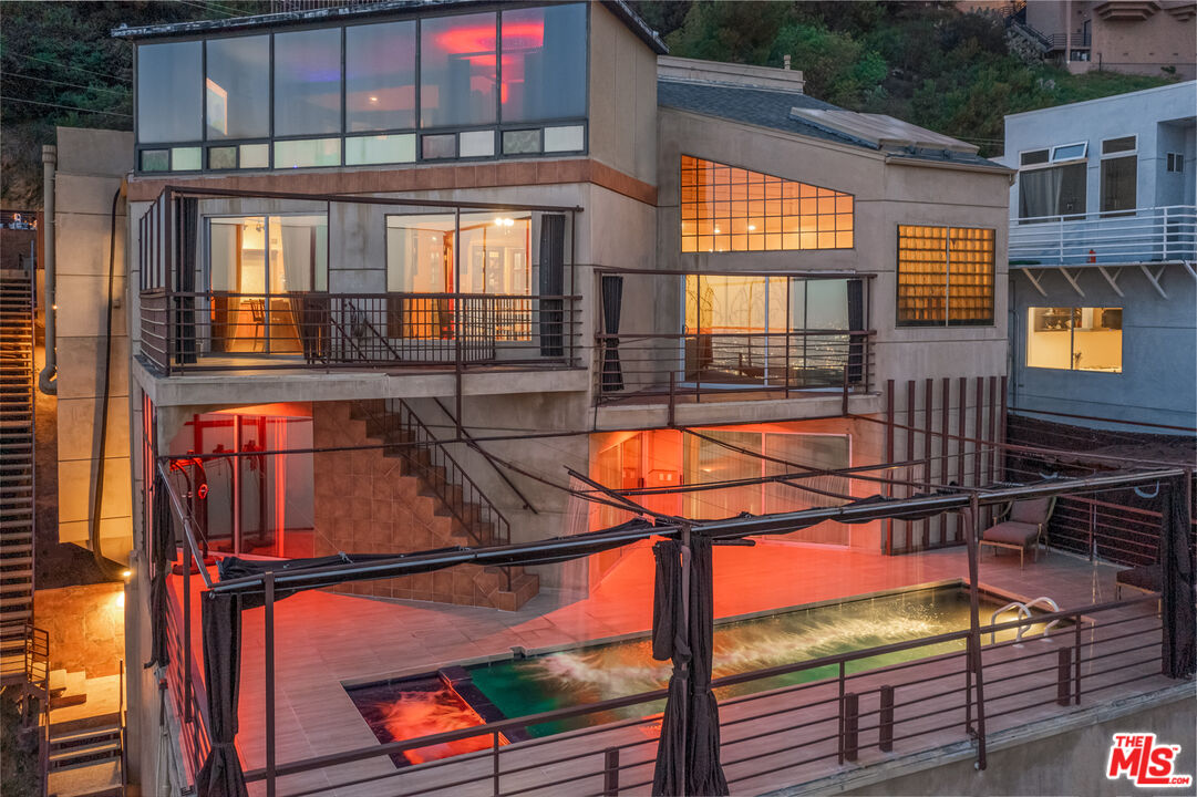 2189 Sunset Plaza Dr