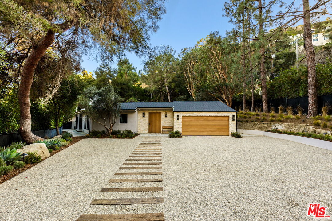 Photo of 7674 Willow Glen Rd, Los Angeles, CA 90046