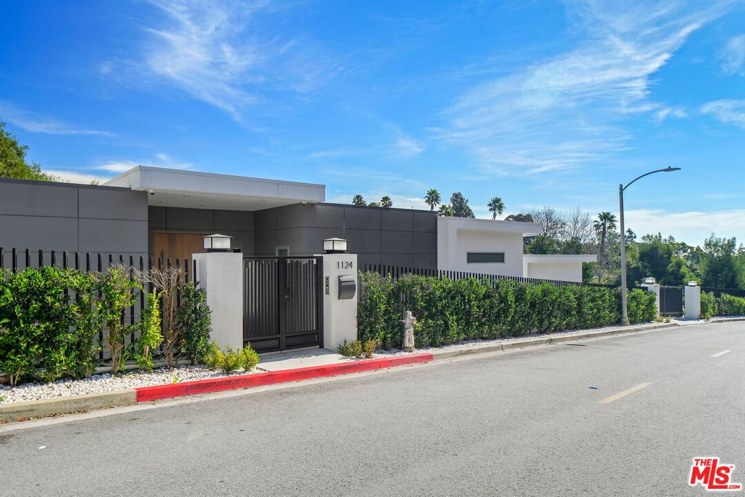 Photo of 1124 Summit Dr, Beverly Hills, CA 90210