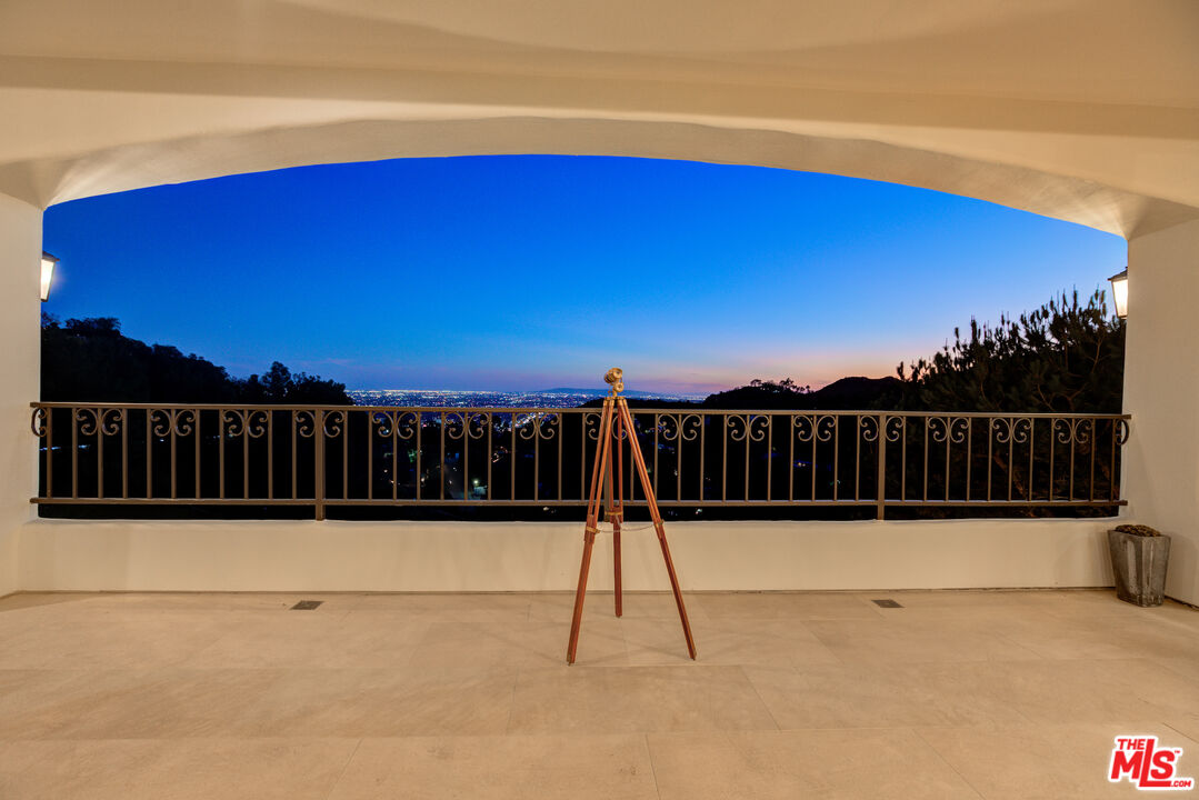 Photo of 7212 Mulholland Dr, Los Angeles, CA 90068