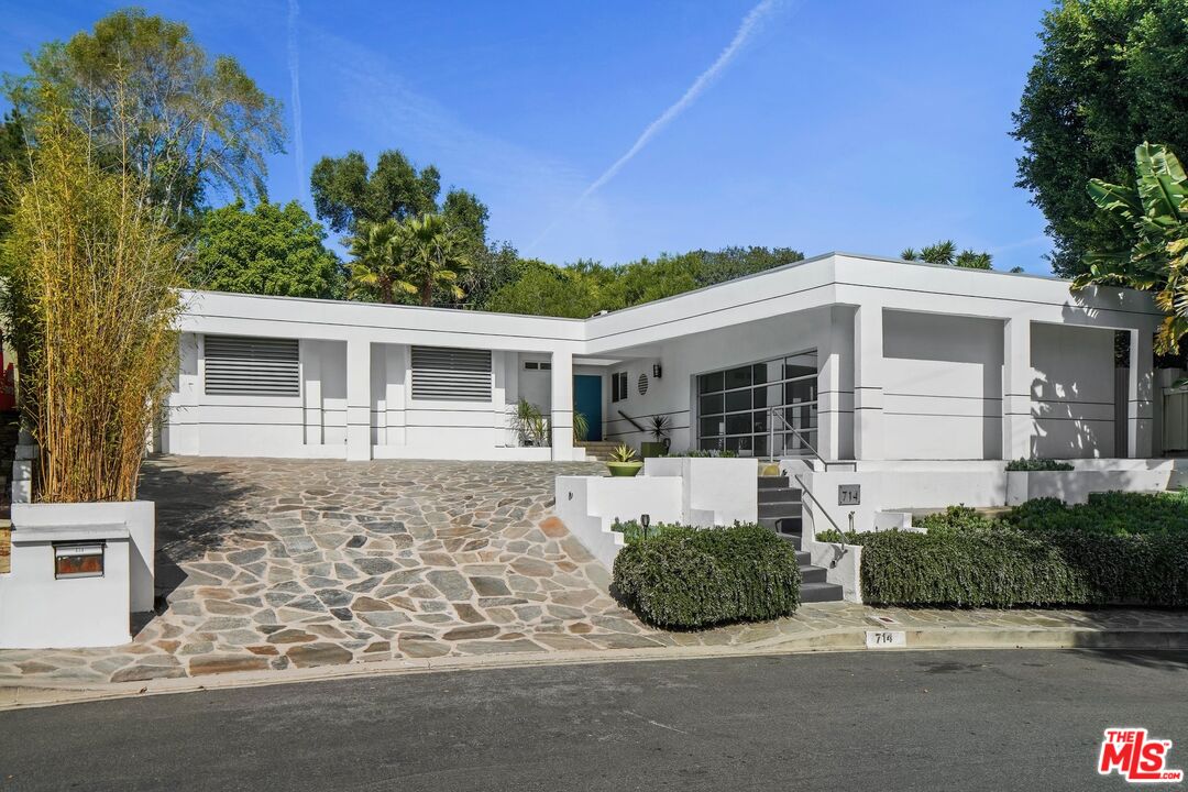 Photo of 714 Claymont Dr, Los Angeles, CA 90049