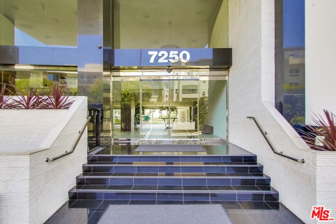 Photo of 7250 Franklin Ave #504, Los Angeles, CA 90046