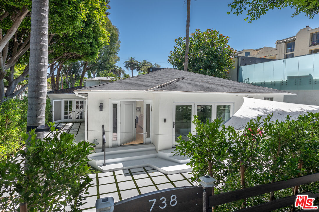 Photo of 738 Huntley Dr, West Hollywood, CA 90069