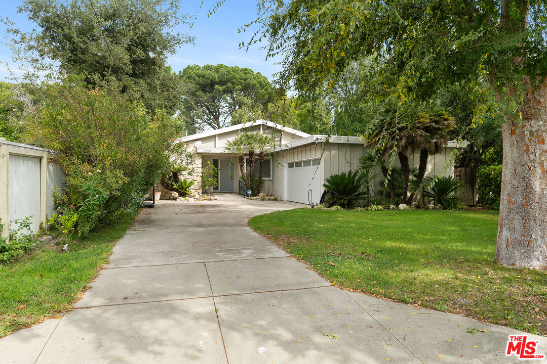 Photo of 12237 Hesby St, Valley Village, CA 91607