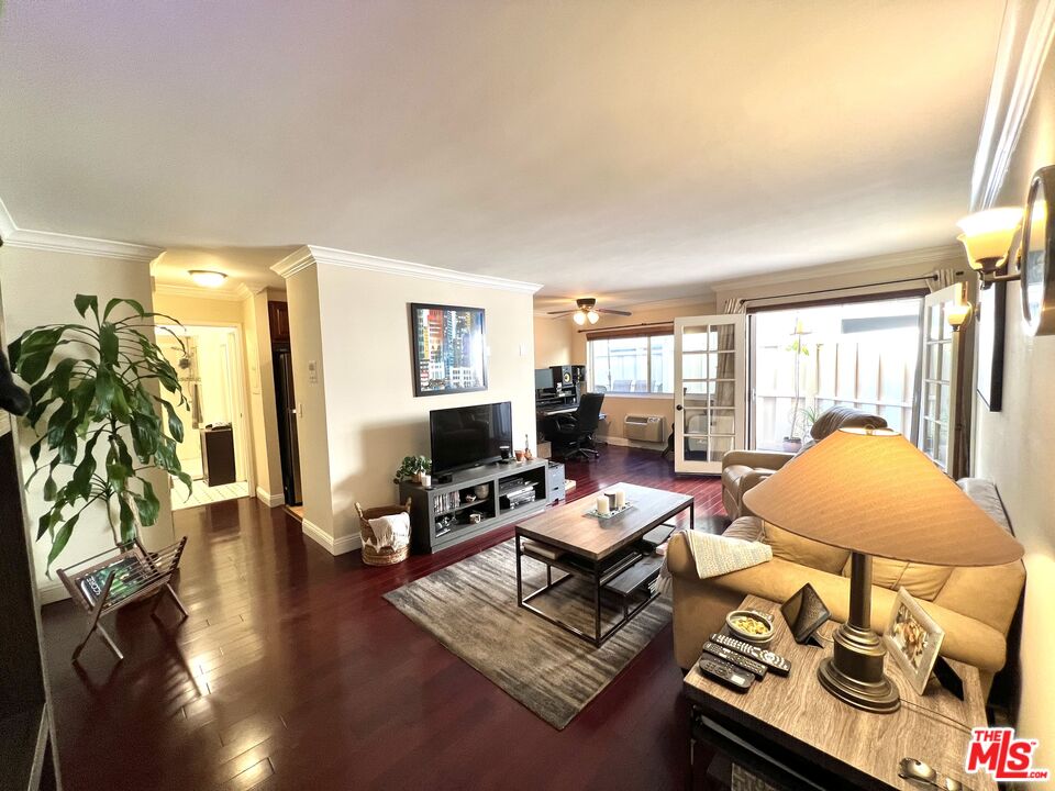 Photo of 525 N Sycamore Ave #202, Los Angeles, CA 90036