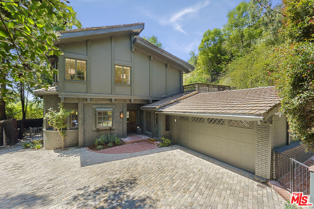 Photo of 9477 Gloaming Dr, Beverly Hills, CA 90210
